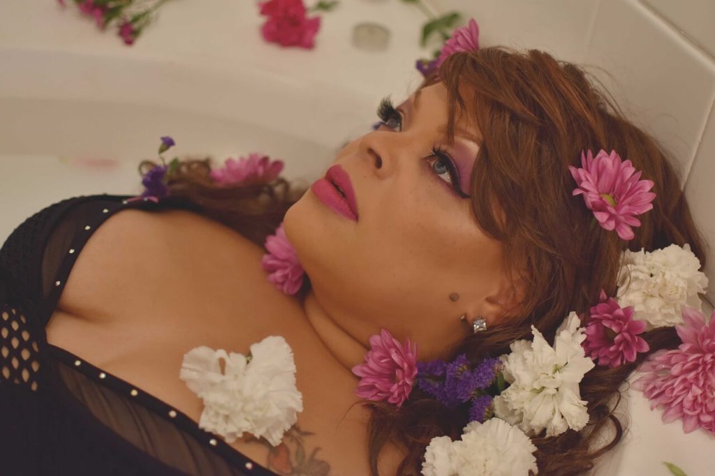 verträumt schauende Transsexuelle Frau